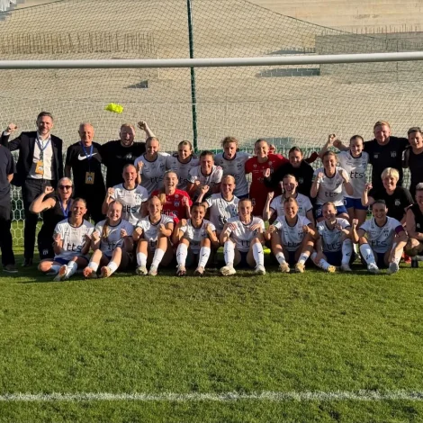 KÍ-hópurin fegnast í sólini eftir 4-1 sigurin (Mynd: Jógvan Skorheim)