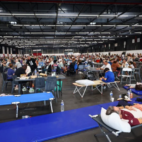 Túsundtals fólk flýggja undan skógareldi nærhendis Bordeaux