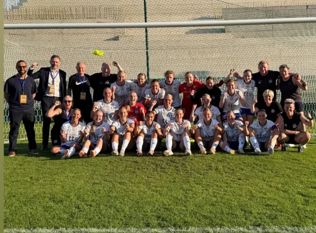 KÍ-hópurin fegnast í sólini eftir 4-1 sigurin (Mynd: Jógvan Skorheim)