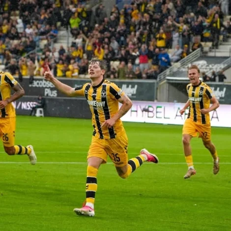 Adrian Justinussen fegnast eftir 1-1 málið, og var føroyingurin í Horsens nøgdur við stigið eftir dystin (Mynd: AC Horsens)