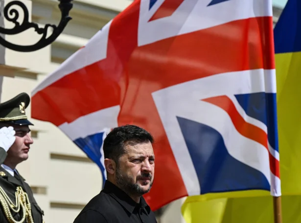 Ukrainski forsetin, Volodymyr Zelenskyj avmyndaður fyrr í hesum mánaðinum, tá undanmaður Andy Burnham, táverandi bretski forsætisráðharrin Keir Starmer vitjaði í Kyiv (Mynd: Genya Savilov/AFP/Ritzau Scanpix)