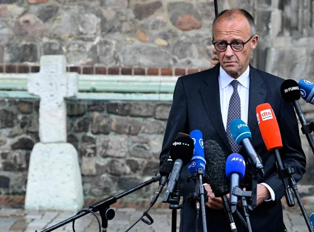 Týski samveldiskanslarin, Friedrich Merz tosar við miðlarnar uttanfyri Marienkirche í Berlin (Mynd: John Macdougall/AFP/Ritzau Scanpix)