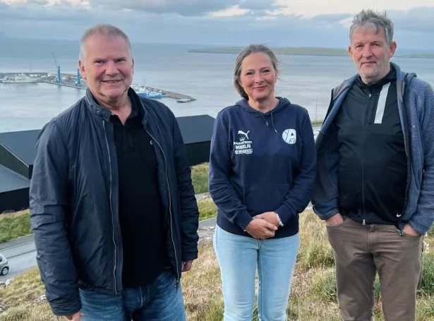 Rudi Olsen, forkvinna í ÍA, saman við Birgir Hansen, t.h., og Kára Nielssen (Mynd: ÍA)