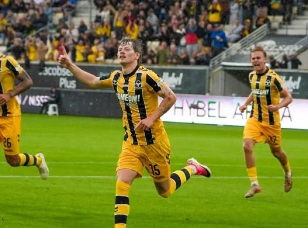Adrian Justinussen fegnast eftir 1-1 málið, og var føroyingurin í Horsens nøgdur við stigið eftir dystin (Mynd: AC Horsens)