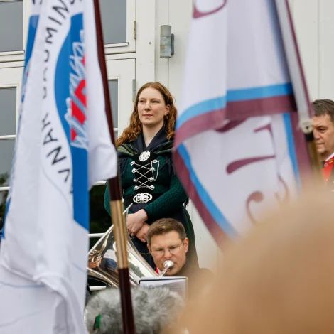 Í 2026 hevur borgarstjórin í landsins størstu kommunu í fleiri førum verið aðrastðani enn á Vaglinum og havt skrivstovu - her sæst Elsa Berg á ólavsøku (Mynd: Jens Kr. Vang)