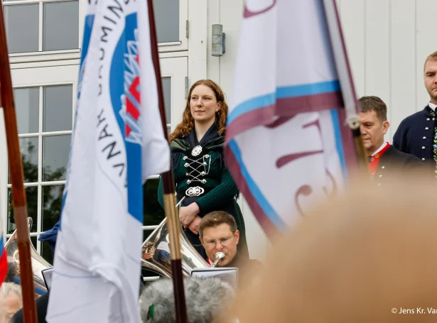 Í 2026 hevur borgarstjórin í landsins størstu kommunu í fleiri førum verið aðrastðani enn á Vaglinum og havt skrivstovu - her sæst Elsa Berg á ólavsøku (Mynd: Jens Kr. Vang)