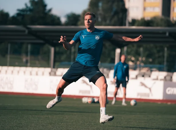 Páll Andrasson Klettskarð hevur málið í eygsjón (Mynd: Klaksvíkar Ítróttafelag/Kronberg Photography)