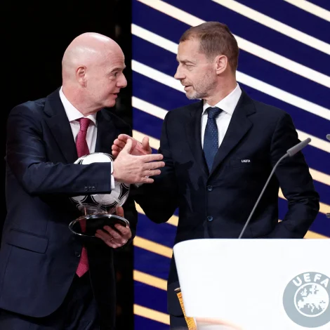 Teir eru fullkomiliga ósamdir um framtíðina hjá fótbóltinum. Til vinstru Gianni Invantino, Fifa-aðalskrivari, til høgru Aleksander Ceferin, Uefa-aðalskrivari. Avmyndaðir á ársfundinum hjá Uefa í Brússel í februar (Mynd:Benoit Tessier/Reuters/Ritzau Scanpix)