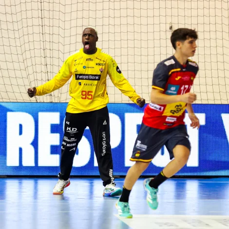 Micah Wardum Ragnarsson var týðandi í dag: Hann hevði 11 bjargingar, og hetta var við at syrgfa fyri, at Eysturríki ikki veruliga fór frá Føroyum (Mynd: Dusan Sandic)