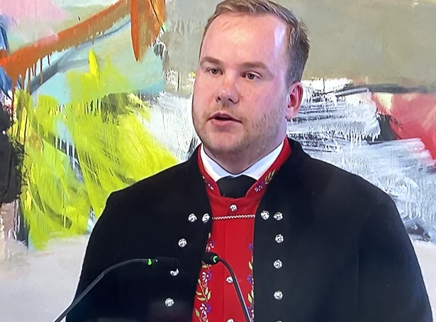 Beinir Johannesen, løgmaður legði í síni røðu á ólavsøku dent á, at Føroyar skulu eggja útlendskum oljufeløgum at koma til Føroya at leita eftir olju og gassi.