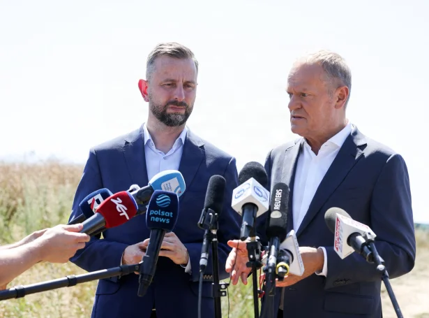 Donald Tusk, forsætisráðharri (t.h.) her saman við Wladyslaw Kosiniak-Kamysz nærhendis staðnum, har rakettin datt niður (Mynd: Kuba Stezycki/Reuters/Ritzau Scanpix)