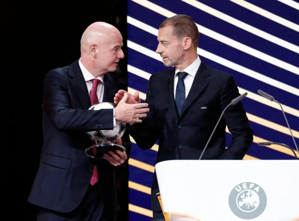 Teir eru fullkomiliga ósamdir um framtíðina hjá fótbóltinum. Til vinstru Gianni Invantino, Fifa-aðalskrivari, til høgru Aleksander Ceferin, Uefa-aðalskrivari. Avmyndaðir á ársfundinum hjá Uefa í Brússel í februar (Mynd:Benoit Tessier/Reuters/Ritzau Scanpix)