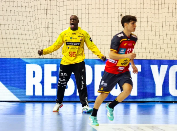 Micah Wardum Ragnarsson var týðandi í dag: Hann hevði 11 bjargingar, og hetta var við at syrgfa fyri, at Eysturríki ikki veruliga fór frá Føroyum (Mynd: Dusan Sandic)
