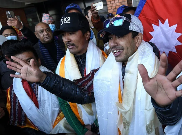 Nirmal Purja, avmyndaður saman við øðrum fjallaklintrarum í Pakistan í januar 2021 eftir at hava verið fyrstur at klintra upp á K2 fjallatoppin á vetrartíð (Mynd: Prakash Mathema/AFP/Ritzau Scanpix)