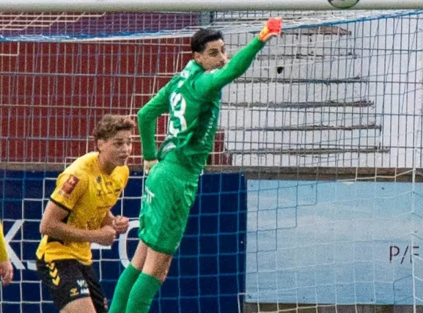 Super Tom Amos in goal, plaga Guliganz - frálíku NSÍ-fjeppararnir - at syngja. Og tað vísti sviin við fortíð á akademinum hjá IFK Göteborg seg sanniliga at vera. Her sæst hann boksa burtur í heimadystinum (Mynd: NSÍ/Hjalmar Jóhan Juul)