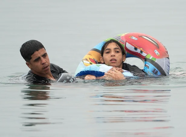 Flóttafólk í tíggjutúsundatali eru komin til Ceuta við norðurafrikansku strondina hetta seinasta samdøgrið - fleiri teirra svimjandi (Mynd: Jorge Guerrero/AFP/Ritzau Scanpix)