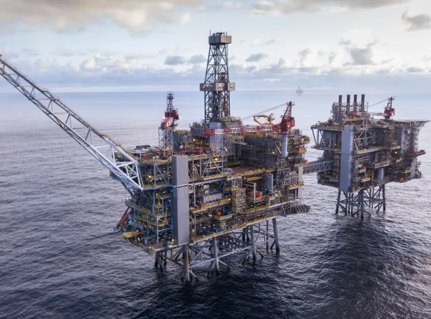 BP, sum eigur stóru oljuleiðirnar eystan fyri Føroyar, er farið at kanna, um áhugi er fyri at keypa teirra ognir ella leggja saman við onnur feløg.