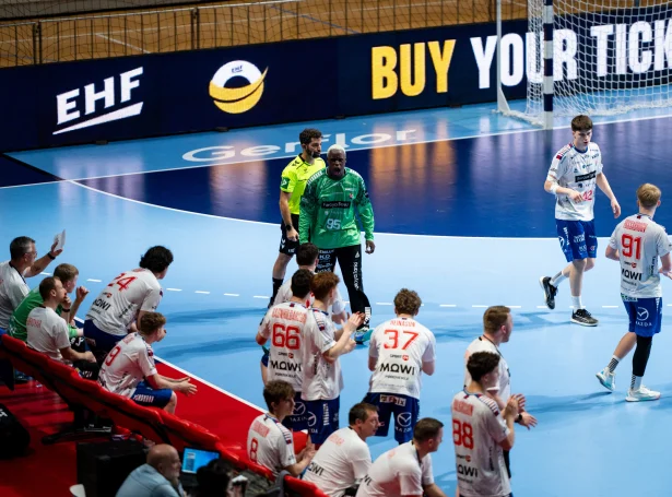Micah Wardum Ragnarsson var týðandi í dag: Hann hevði 11 bjargingar, og hetta var við at syrgfa fyri, at Eysturríki ikki veruliga fór frá Føroyum (Mynd: Dusan Sandic)