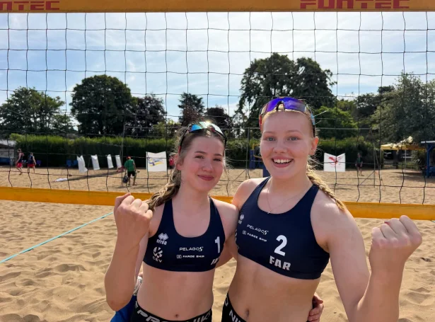 Eftir at Anna Katrina í Haraldstovu  og Tova S. Nielsen vunnu 2-0 á Íslandi í hálvfinaluni (Mynd: FBF)
