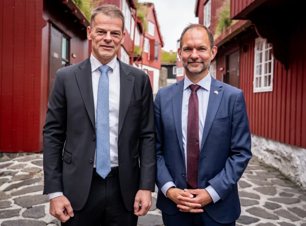 Bárður á Steig Nielsen, landsstýrismaður í uttanríkis- og fiskivinnumálum, og Jeppe Bruus, danskur verjumálaráðharri (Mynd: Uttanríkis- og fiskimálaráðið)