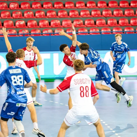 Føroyar vóru við yvirlutan í 1. hálvleiki, hingu í fyrra helming av 2. hálvleiki, men póllenidngar omanár (Mynd: Nikola Cimburovic)