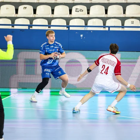 Jóan Petur Mortensen í dystinum móti Póllandi mánadag. Nú bresta liðini saman aftur í seinasta dysitinum - einum týðandi dysti (Mynd: Nikola Cimburovic)