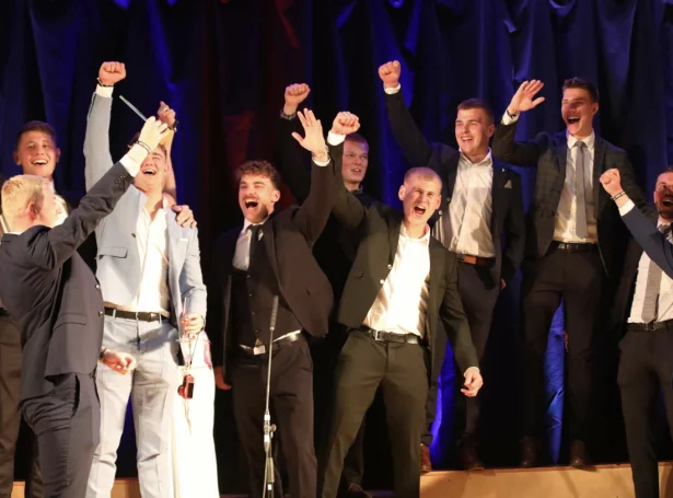 Heiðurin sum Ársins startur varð latin Havnarbátinum fyri framúrskarandi startin á Norðoyastevnu (Mynd: Jan Herman Hansen/Róðrarsamband Føroya)