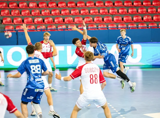 Føroyar vóru við yvirlutan í 1. hálvleiki, hingu í fyrra helming av 2. hálvleiki, men póllenidngar omanár (Mynd: Nikola Cimburovic)