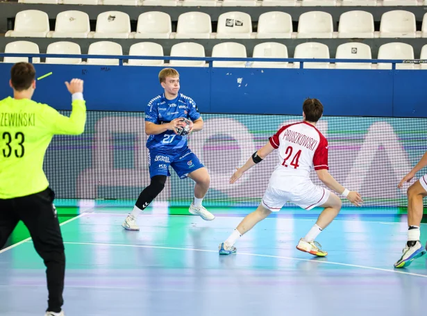 Jóan Petur Mortensen í dystinum móti Póllandi mánadag. Nú bresta liðini saman aftur í seinasta dysitinum - einum týðandi dysti (Mynd: Nikola Cimburovic)