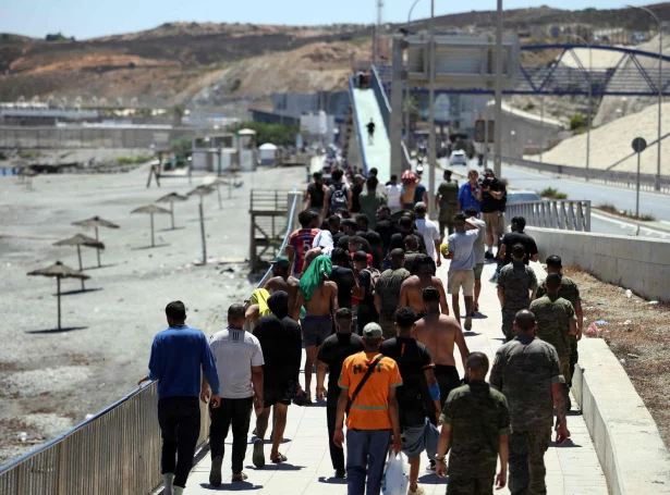 Afrikansk flóttafólk í Ceuta á veg aftur yvir um markið til Marokko (Mynd: Henry Nicholls/AFP/Ritzau Scanpix)