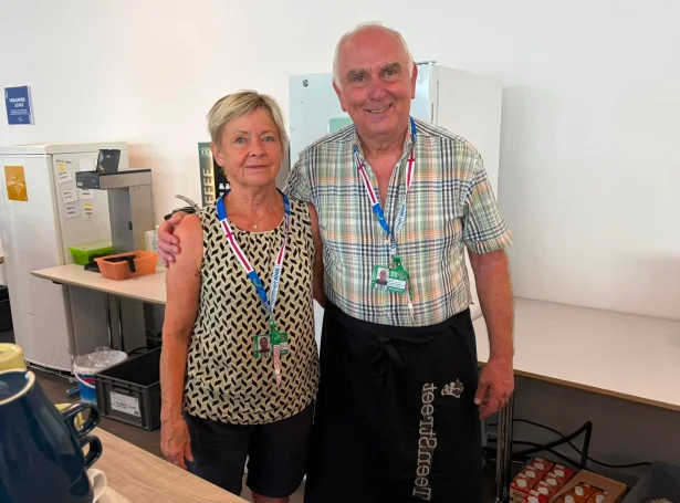 Hesaferð arbeiðir Mariann í Staffcafé saman við manninum, MC (Mynd: Teen Street Føroyar)