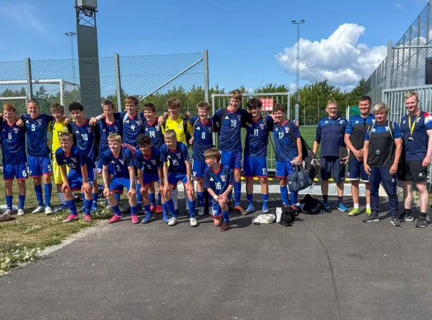 U15-landsliðið við dreingjum, ið seinastu dagarnar hevur tikið lut í Invitational Cup í Malmø í Svøríki - Mynd: Ingi Arge