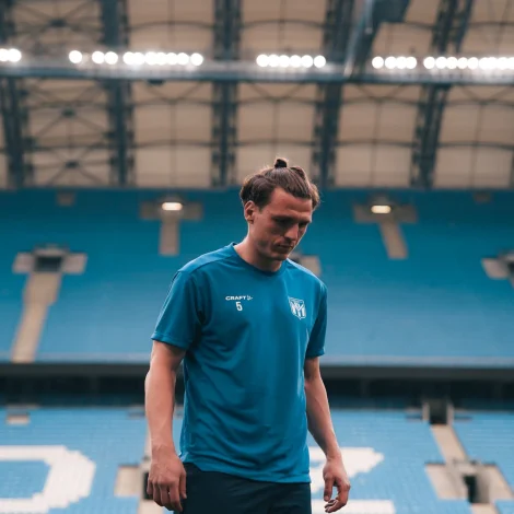 Deni Pavlovic í Poznan. Royndi serbin fær stóran leiklut í risastóru uppgávuni hjá KÍ (Mynd: Klaksvíkar Ítróttafelag/Kronberg Photography)