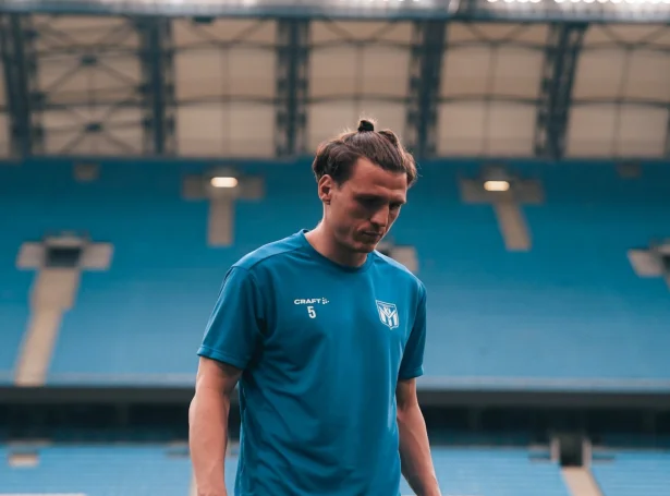 Deni Pavlovic í Poznan. Royndi serbin fær stóran leiklut í risastóru uppgávuni hjá KÍ (Mynd: Klaksvíkar Ítróttafelag/Kronberg Photography)