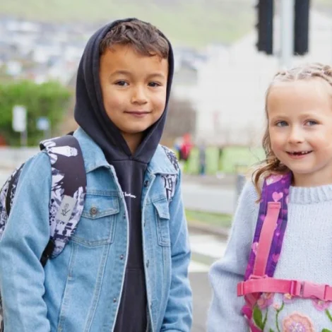 Ragnhild og Lukas eru sera spent, tí skjótt byrja tey í 1. flokki
