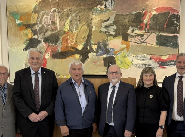Jógvan Ingvard Olsen, Edmund Joensen, Hergeir Nielsen, Jógvan á Lakjuni, Bjørt Samuelsen og Johan Dahl. Hesi hava øll røkt embætið sum løgtingsformaður ella løgtingsforkvinna. Umframt hesi á myndini hava Finnbogi Ísakson, sáli, og Páll á Reynatúgvu eisini røkt embætið sum løgtingsformaður (Mynd: Logting.fo)