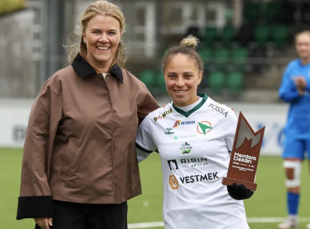 Randi Hilmarsdóttir Thomassen, forkvinna í kvinnunevndini í 07 Vestur, handaði vegna Fótbóltssamband Føroya Evelin eitt gávubræv frá Bygma Balslev, og eitt heiðurstekin, ið er latið av FSF (Mynd: Hans Erik Danielsen/FSF)
