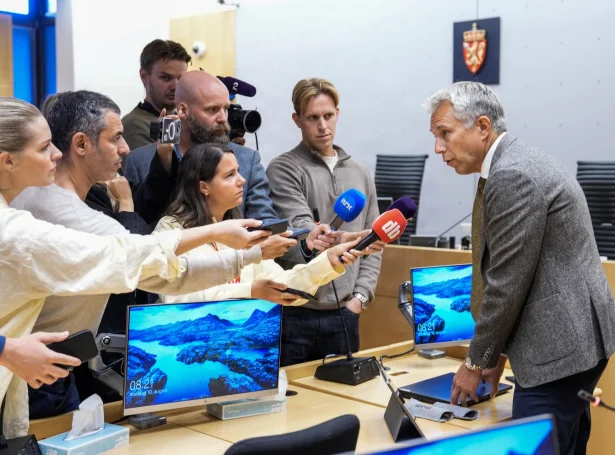 Advokaturin hjá Marius Borg Høiby, Peter Sekulic, tosar við norska fjølmiðlar í Oslo tingrett í dag (Mynd: Heiko Junge/NTB/Ritzau Scanpix)