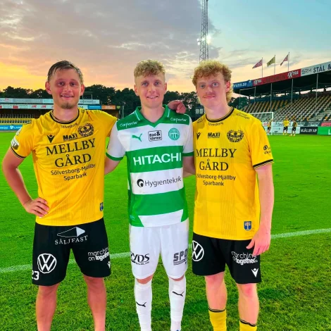 Áki Samuelsen og Martin Agnarsson, her hvør sínumegin Mattias Hellissdal eftir Allsvenskan-dyst, hava stóra uppgávu í Slovakia í kvøld. (Mynd: Johnny Samuelsen)