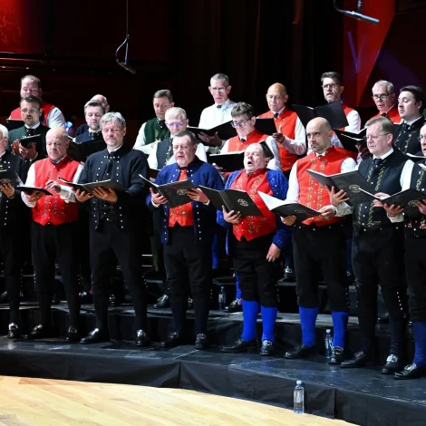 LianMeng kórið er blandað kór og kemur til Føroya júst eftir at hava luttikið á altjóða kórstevnuni World Choir Games í Helsingborg - nú skal tað syngja saman við Tórshavnar Manskóri