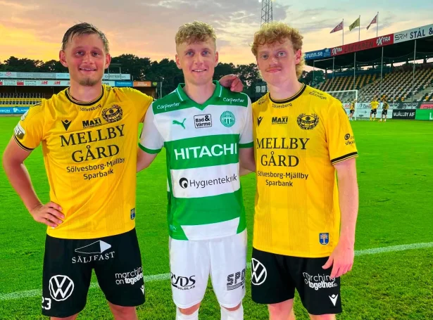 Áki Samuelsen og Martin Agnarsson, her hvør sínumegin Mattias Hellissdal eftir Allsvenskan-dyst, hava stóra uppgávu í Slovakia í kvøld. (Mynd: Johnny Samuelsen)