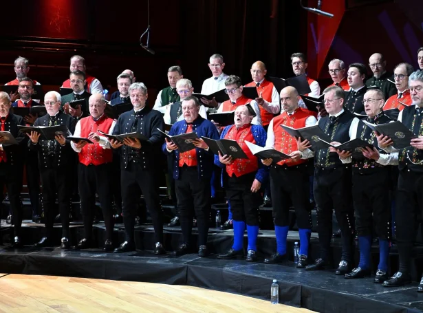 LianMeng kórið er blandað kór og kemur til Føroya júst eftir at hava luttikið á altjóða kórstevnuni World Choir Games í Helsingborg - nú skal tað syngja saman við Tórshavnar Manskóri