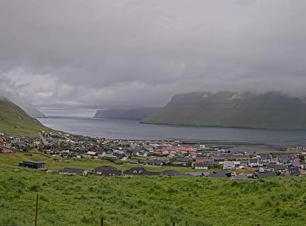 Leirvík beint fyri middag (Mynd: faroislandslive.com)
