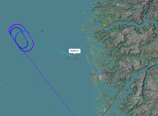 Eftir at hava flogið í ring vestanfyri Noreg eina góða løtu, hava teir í pólska ferðalagnum nú kósina inn til Bergen at bíða (Mynd: flightradar24.com)