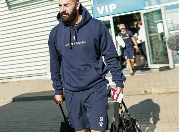 Teir hjá Lech Poznan fóru umborð á leiguflogfar í Póllandi tíðliga í morgun. Nú sita teir og bíða í Bergen (Mynd: Lech Poznan)