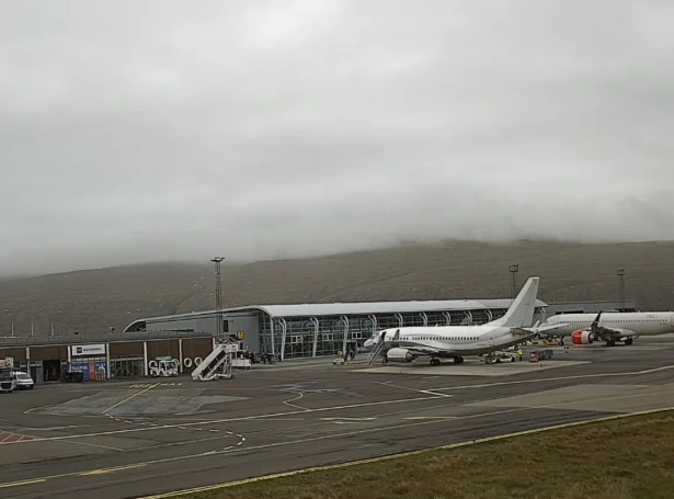 Her er tað so loksins, undir liðuni á einum SAS-flogfari (Mynd: fae.fo/vevmyndir)