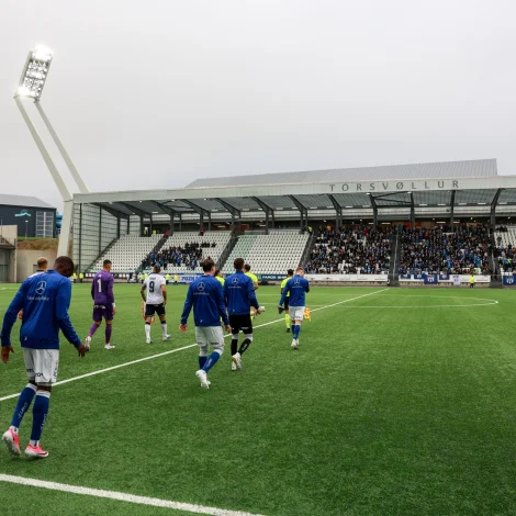 KÍ var fyri stórtapið á Tórsvølli í gjár - liðið hjá Magnusi Powell hevur nógvar stórar uppgávur fyri framman (Mynd: Sverri Egholm)