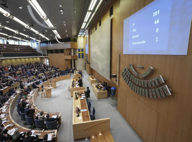 281 atkvøddu fyri uppskotinum hósdagin (Mynd: Magnus Lejhall/TT/Ritzau Scanpix)