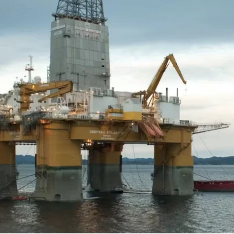 Boripallurin  Deepsea Atlantic, sum í løtuni borar á Rosebank oljuleiðini eystan fyri Føroyar