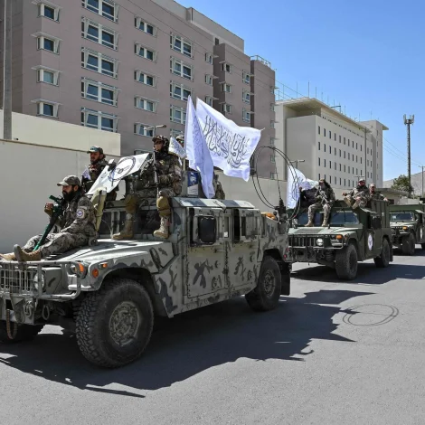 Fólk hjá Taliban hátíðarhalda fimm ára dagin uttanfyri bygningin, sum fyrr hýsti amerikonsku sendistovuna í Kabul (Mynd: Wakil Kohsar/AFP/Ritzau Scanpix)